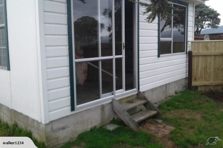 Photo of property in 154 Akaroa Drive, Maupuia, Wellington, 6022