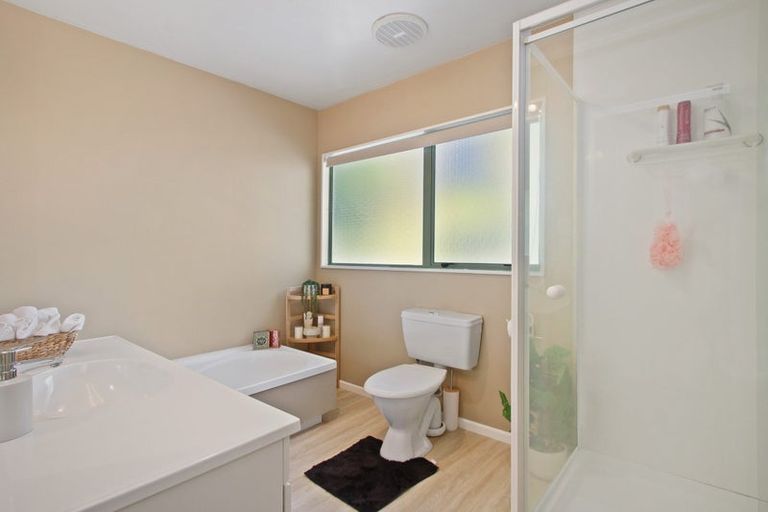 Photo of property in 16a Kingsclere Place, Goodwood Heights, Auckland, 2105