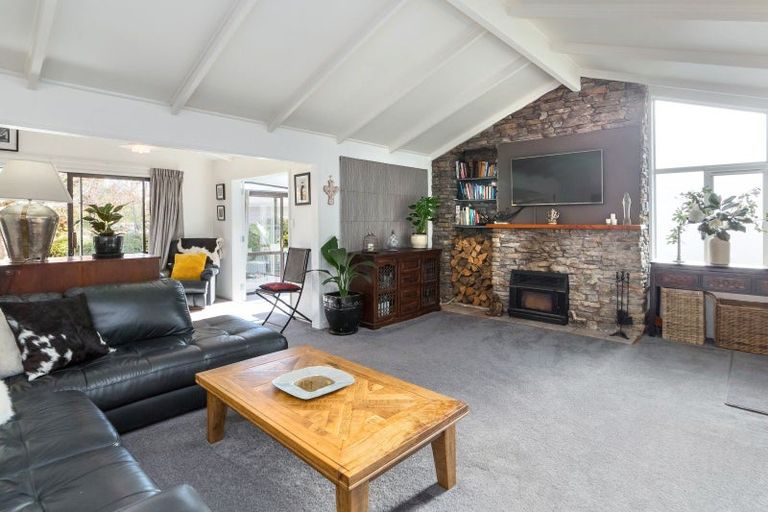 Photo of property in 8 Vista Crescent, Maoribank, Upper Hutt, 5018