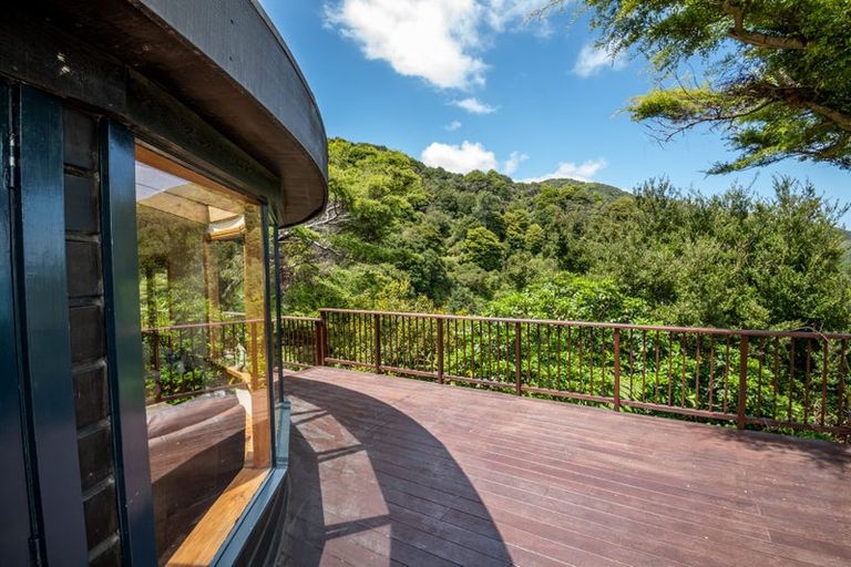 Photo of property in 5 Whiorau Grove, Lowry Bay, Lower Hutt, 5013