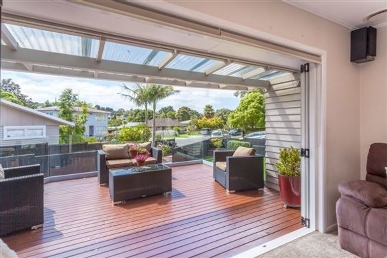 Photo of property in 15 Cajero Place, Green Bay, Auckland, 0604