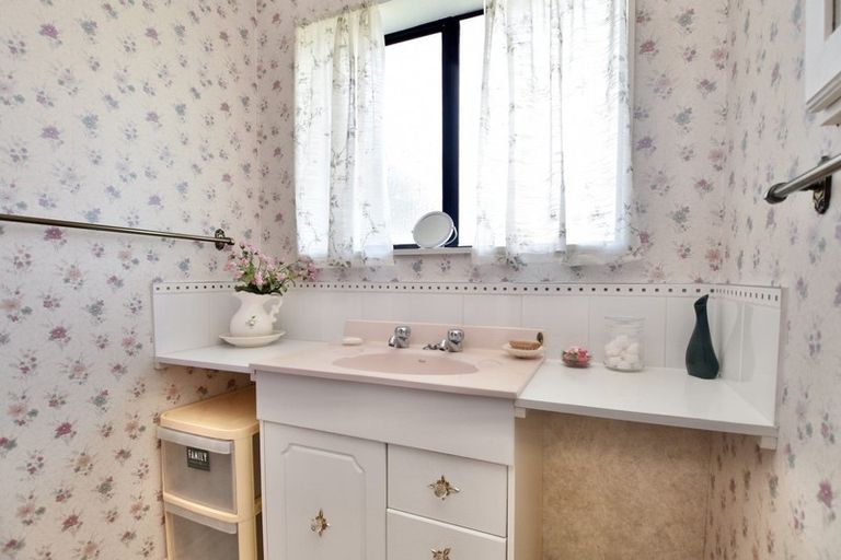 Photo of property in 16a Seddon Street, Carterton, 5713