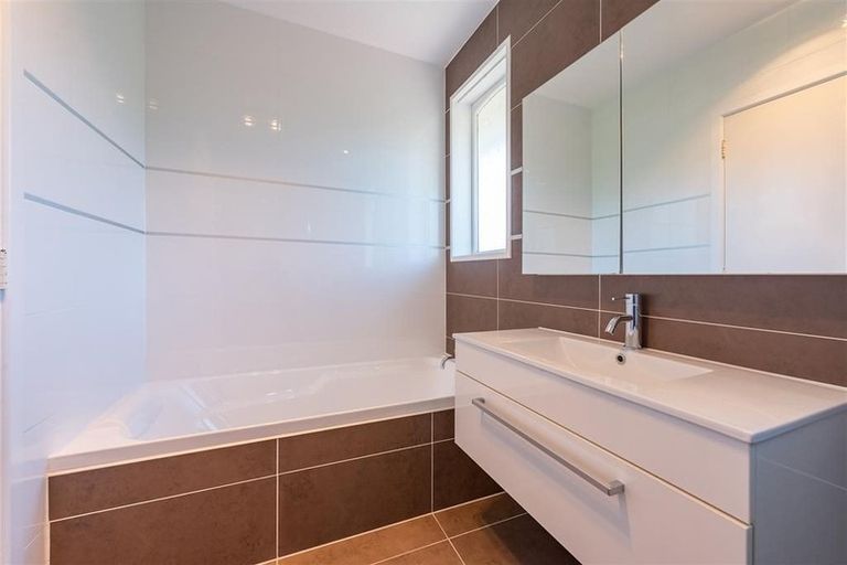 Photo of property in 15 Westview Grove, Miramar, Wellington, 6022