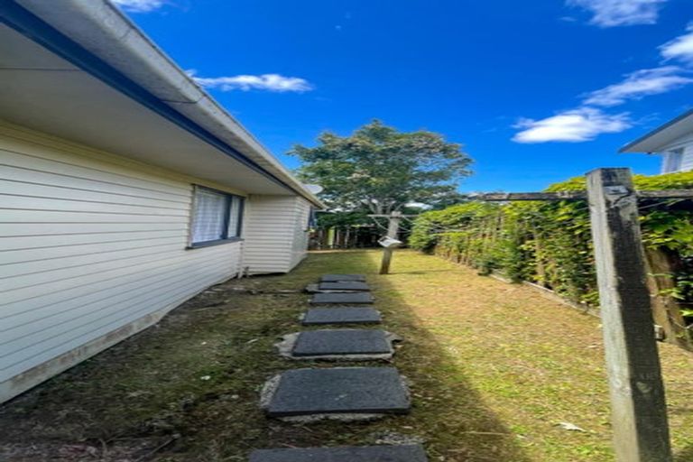 Photo of property in 6a Aldern Road, Massey, Auckland, 0614