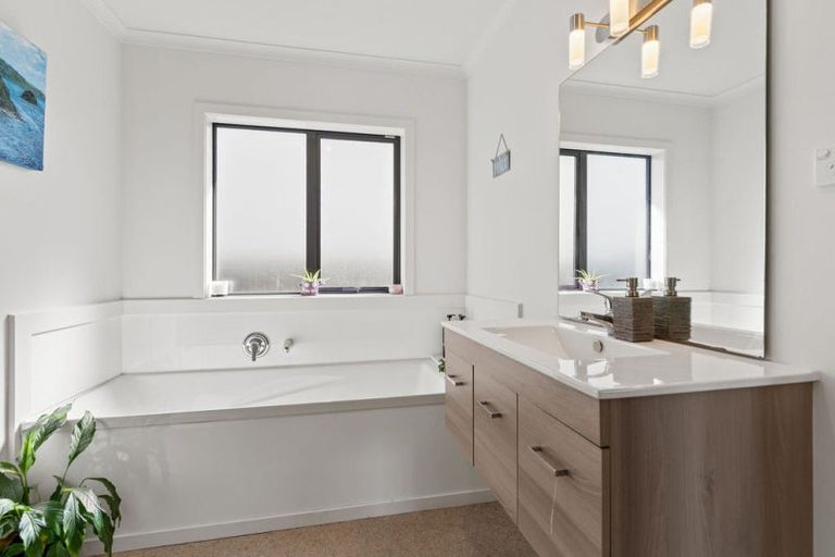 Photo of property in 12 Molesworth Street, Carterton, 5713