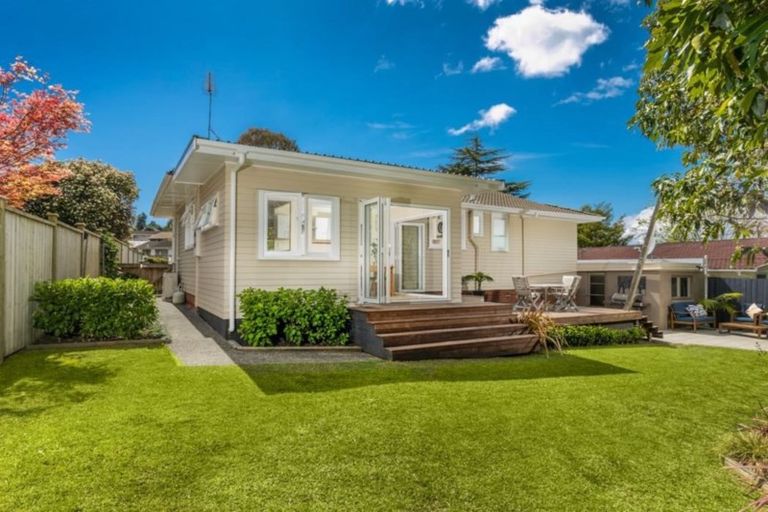 Photo of property in 52 Normanton Street, Glenfield, Auckland, 0629