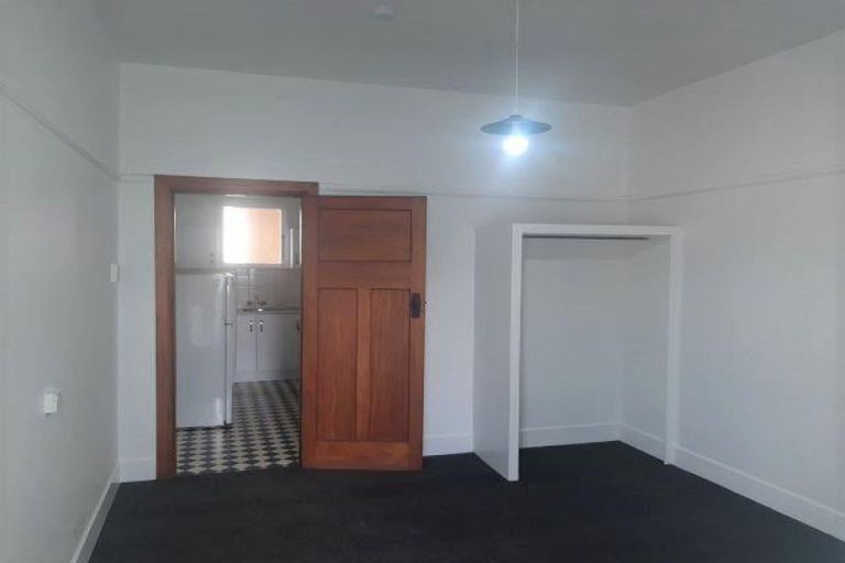 Photo of property in Devonport Apartments, 33/127 Saint Aubyn Street, New Plymouth, 4310