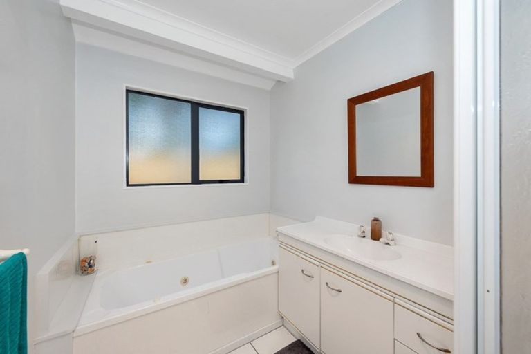 Photo of property in 21 Waiwherowhero Drive, St Andrews, Hamilton, 3200