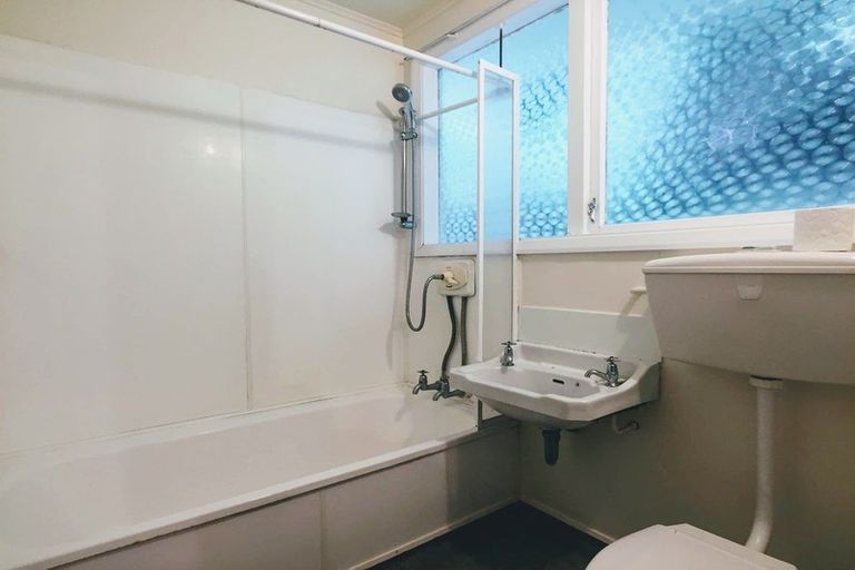 Photo of property in 32 Ngaio Road, Kelburn, Wellington, 6012