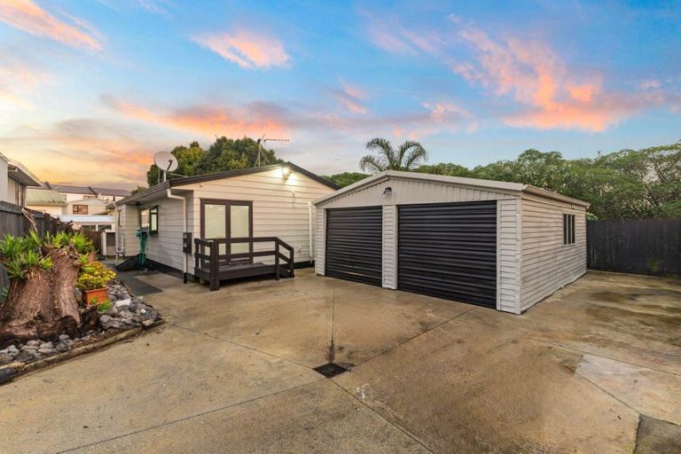 Photo of property in 2/8 Kirklow Place, Goodwood Heights, Auckland, 2105