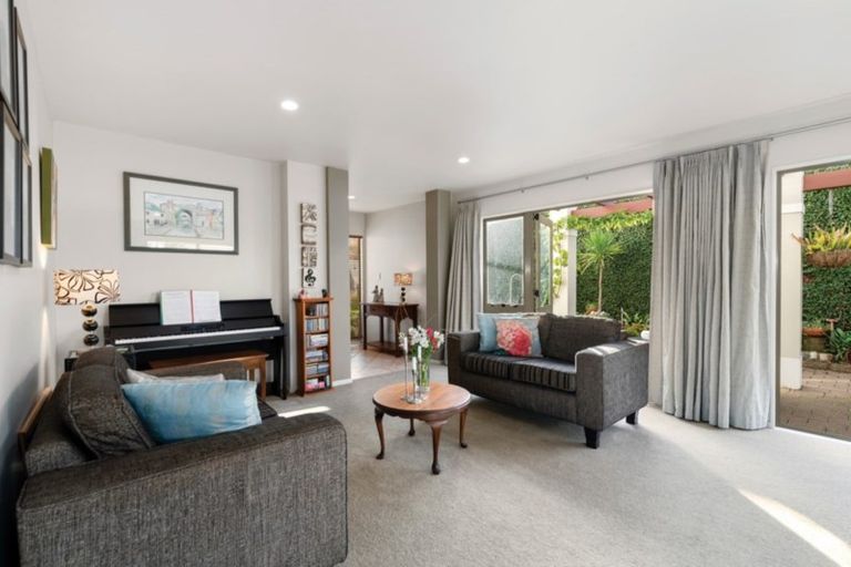 Photo of property in 2/64 Onewa Road, Northcote, Auckland, 0627