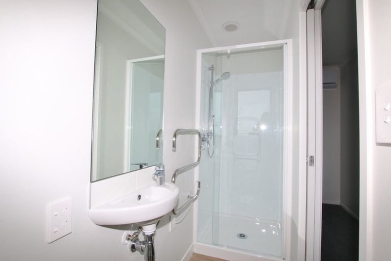 Photo of property in 6/5 Peachgrove Road, Te Atatu Peninsula, Auckland, 0610