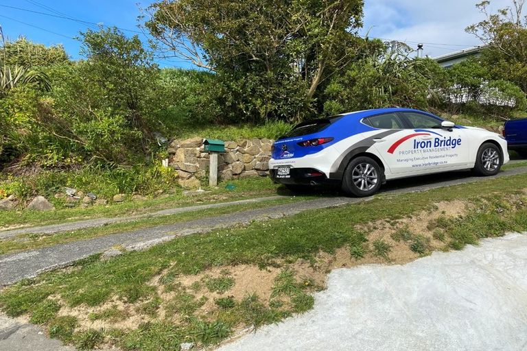 Photo of property in 60 Ruskin Road, Newlands, Wellington, 6037