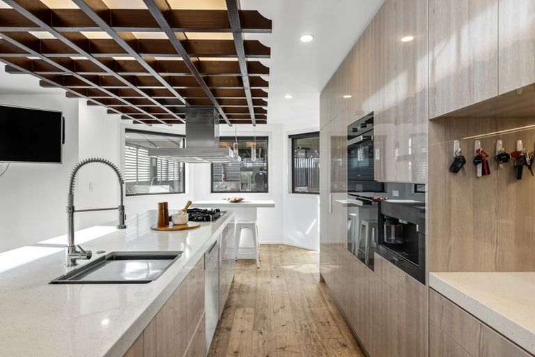 Photo of property in 14 Sir Lincoln Drive, Kumeu, 0810