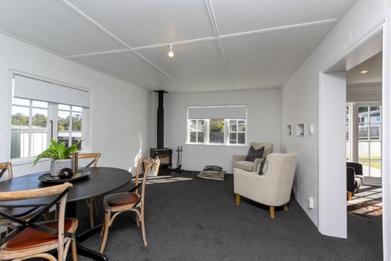 Photo of property in 43 Cumberland Street, Merrilands, New Plymouth, 4312