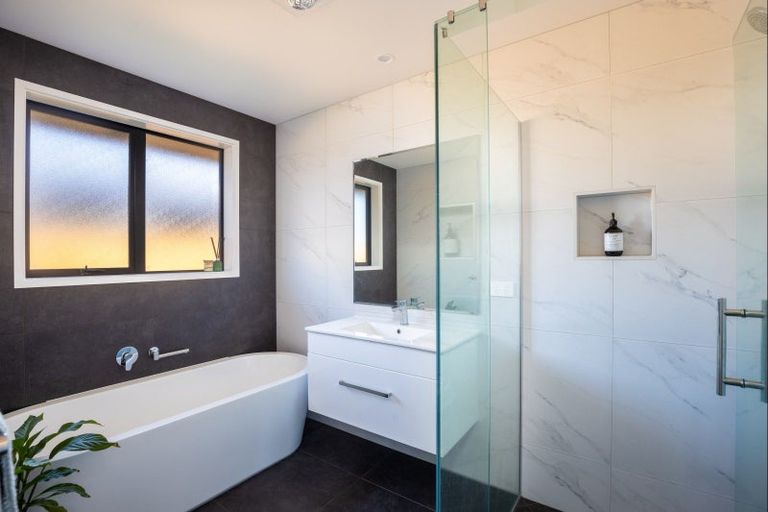 Photo of property in 3 Aheahea Way, Hurworth, New Plymouth, 4310