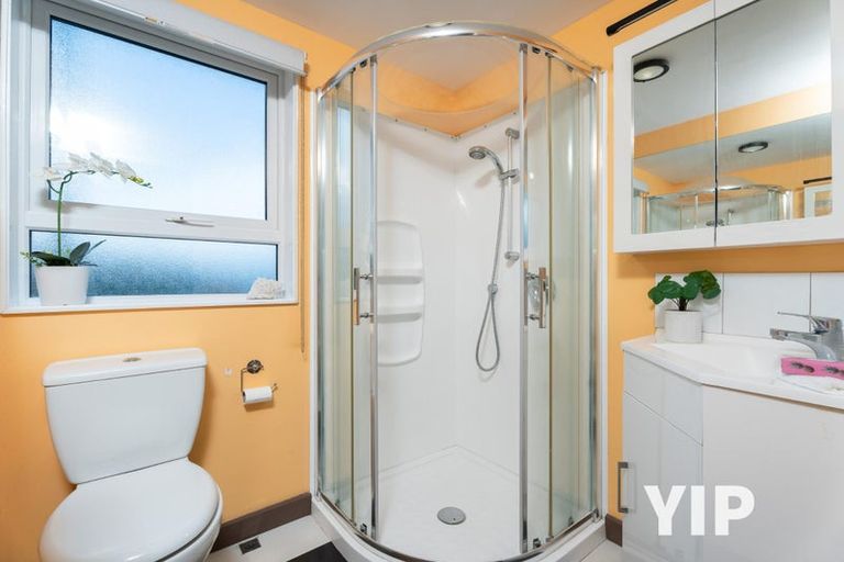 Photo of property in 41a Tamworth Crescent, Newlands, Wellington, 6037