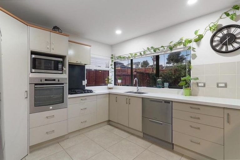 Photo of property in 30 Hercules Drive, Henderson, Auckland, 0612