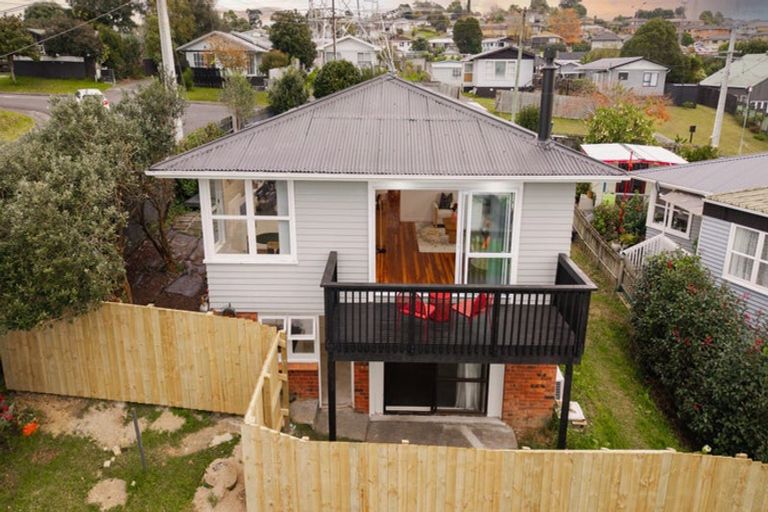 Photo of property in 2 Lowtherhurst Road, Massey, Auckland, 0614
