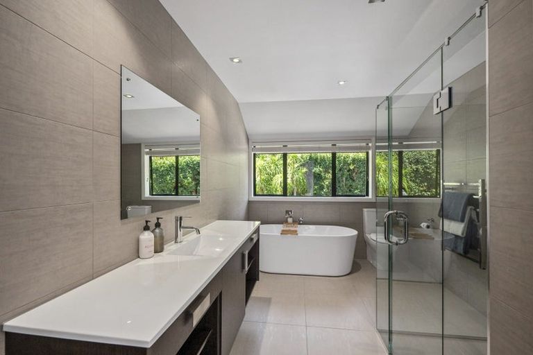 Photo of property in 12a Wainoni Heights, Greenhithe, Auckland, 0632