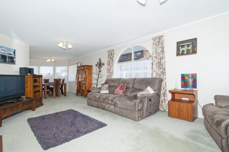 Photo of property in 2/26 Whites Line West, Woburn, Lower Hutt, 5010