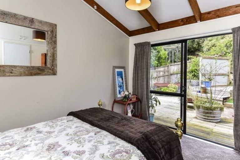 Photo of property in 10 Unsworth Drive, Unsworth Heights, Auckland, 0632