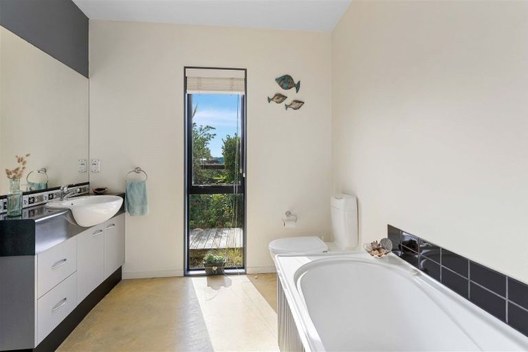 Photo of property in 18 Paetawa Road, Peka Peka, Waikanae, 5391