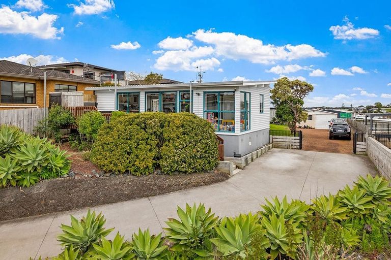 Photo of property in 3 Delshaw Avenue, Stanmore Bay, Whangaparaoa, 0932