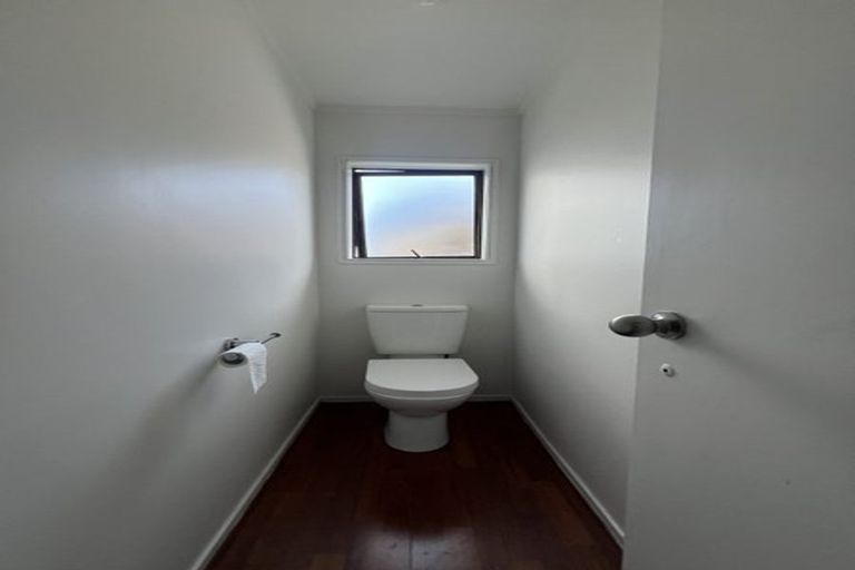 Photo of property in 1/260 Sunset Road, Windsor Park, Auckland, 0632