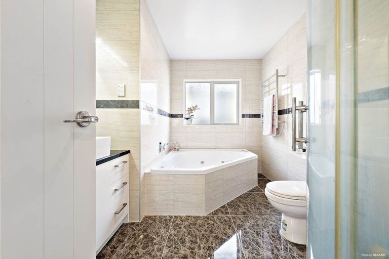 Photo of property in 1 Sunshine Lane, Flat Bush, Auckland, 2019