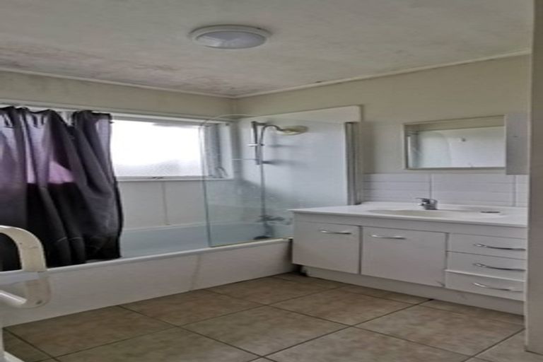 Photo of property in 2/1 Chevis Place, Pakuranga, Auckland, 2010