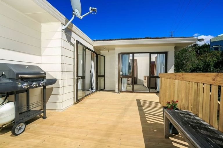 Photo of property in 2/12 Remus Place, Totara Vale, Auckland, 0629