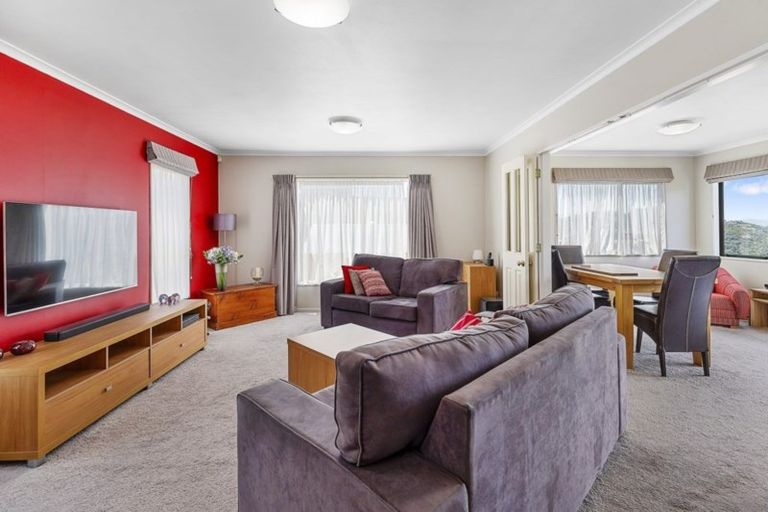 Photo of property in 33 Chartwell Drive, Crofton Downs, Wellington, 6035