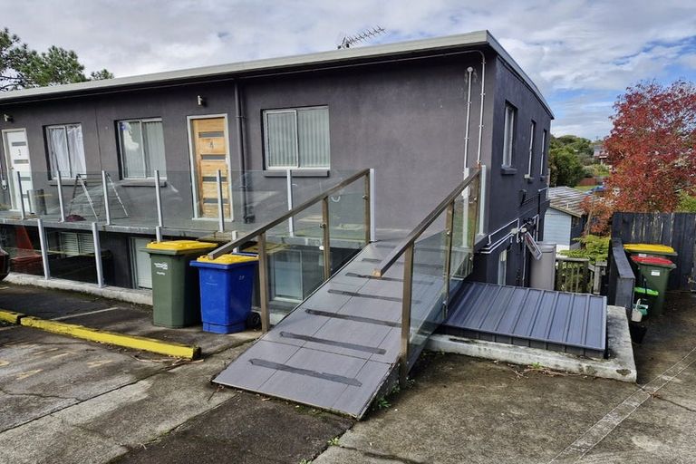Photo of property in 2/7 Alston Avenue, Kelston, Auckland, 0602