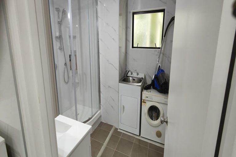 Photo of property in 2/68 Totaravale Drive, Totara Vale, Auckland, 0629