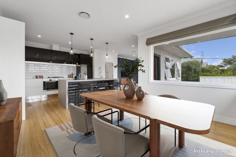 Photo of property in 54 Waiwaka Terrace, Strandon, New Plymouth, 4312