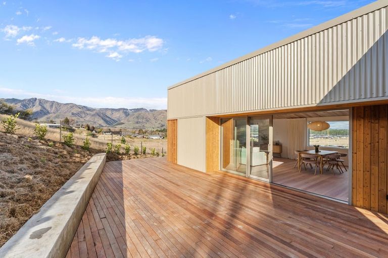 Photo of property in 33 Tomtit Crescent, Lake Hawea, 9382