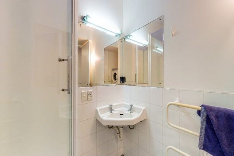 Photo of property in 56 Kelburn Parade, Kelburn, Wellington, 6012