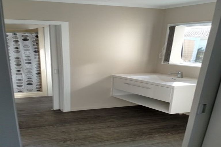 Photo of property in 66 Golf Road, New Lynn, Auckland, 0600