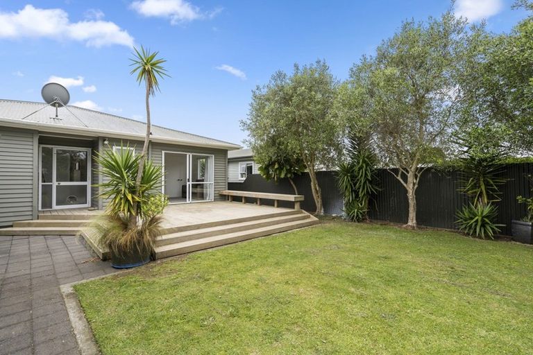 Photo of property in 16 Karaka Street, Merrilands, New Plymouth, 4312