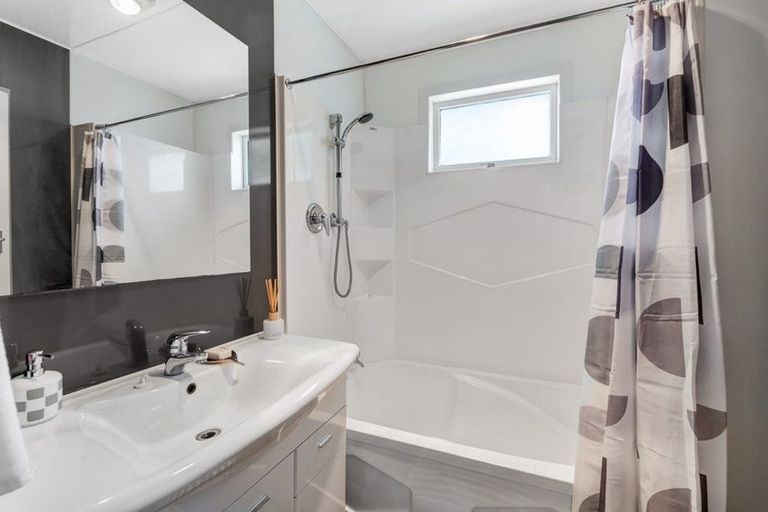 Photo of property in 39 Totaravale Drive, Totara Vale, Auckland, 0629