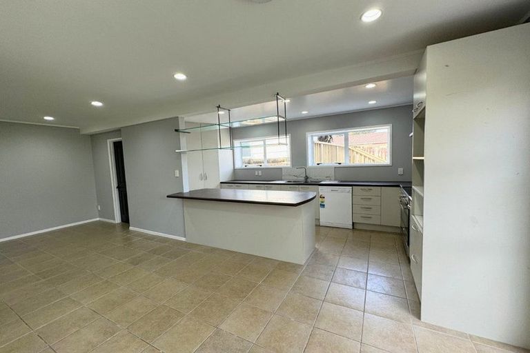Photo of property in 9 Woodhouse Place, West Harbour, Auckland, 0618