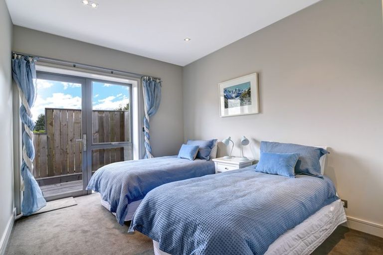 Photo of property in 62 Cedar Drive, Kelvin Heights, Queenstown, 9300