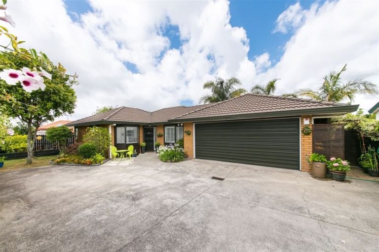 Photo of property in 19 Heversham Place, Glendene, Auckland, 0602