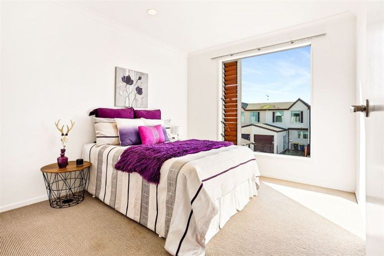 Photo of property in 9l Clearwater Cove, West Harbour, Auckland, 0618