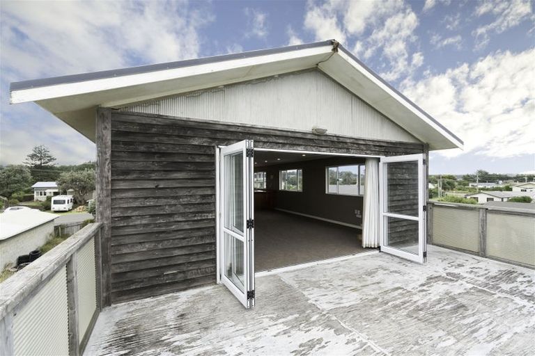 Photo of property in 129 Park Avenue, Waitarere Beach, Levin, 5510