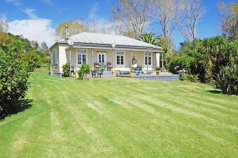 Photo of property in 10 Rangiora Road, Kaiwaka, 0573
