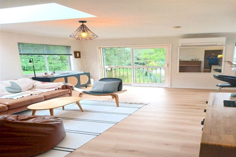 Photo of property in 8 Limmer Place, Browns Bay, Auckland, 0632