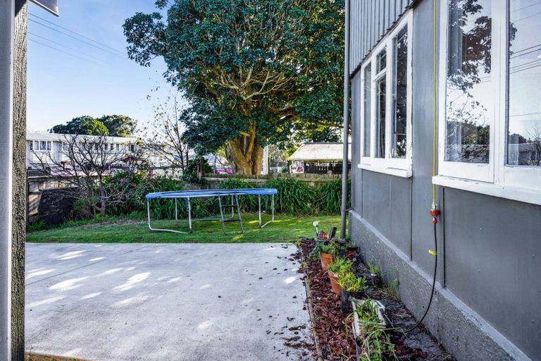 Photo of property in 10 Cook Street, Marfell, New Plymouth, 4310