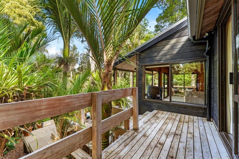 Photo of property in 16 Clinton Road, Tawharanui Peninsula, Matakana, 0986